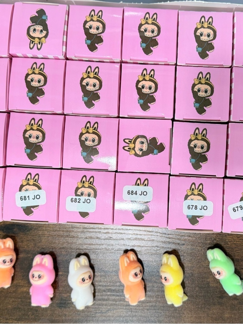 (1) LABUBU Blind Box mini keychain Figure - Picture 2 of 4
